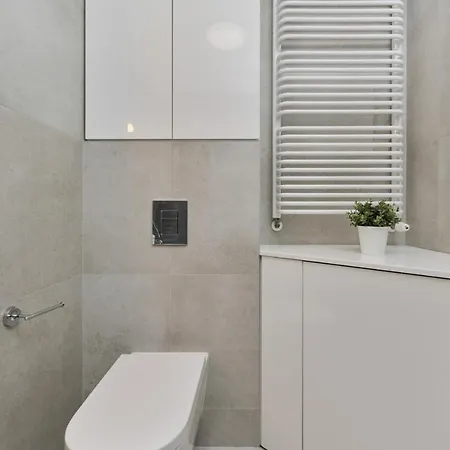 Spacious With Balcony Near The Slavic Hill By Renters Prestige Apartment *