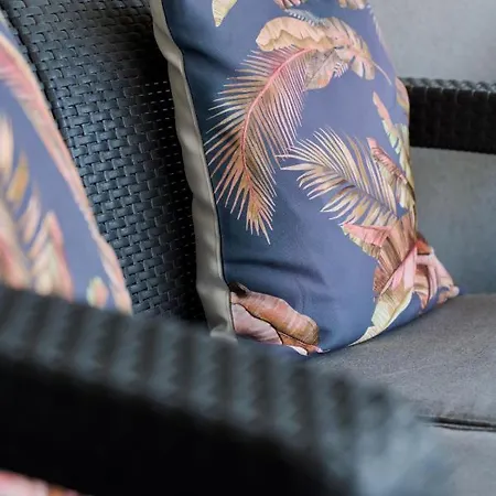 Spacious With Balcony Near The Slavic Hill By Renters Prestige Appartement