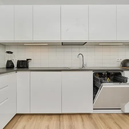 Spacious With Balcony Near The Slavic Hill By Renters Prestige Appartement *