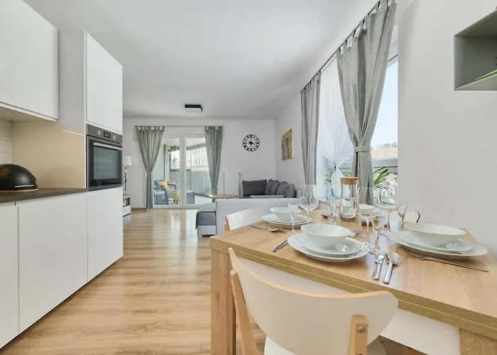 Spacious With Balcony Near The Slavic Hill By Renters Prestige